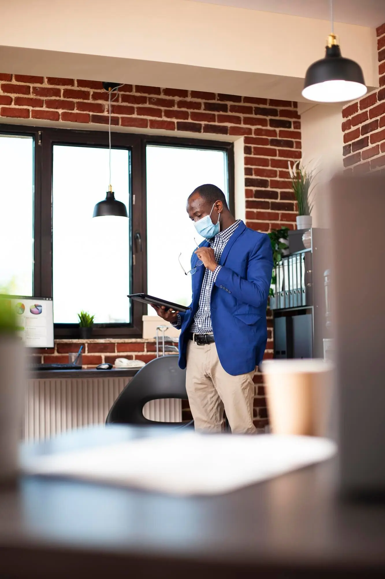 Schwarzer Unternehmer sichtet Marktdaten