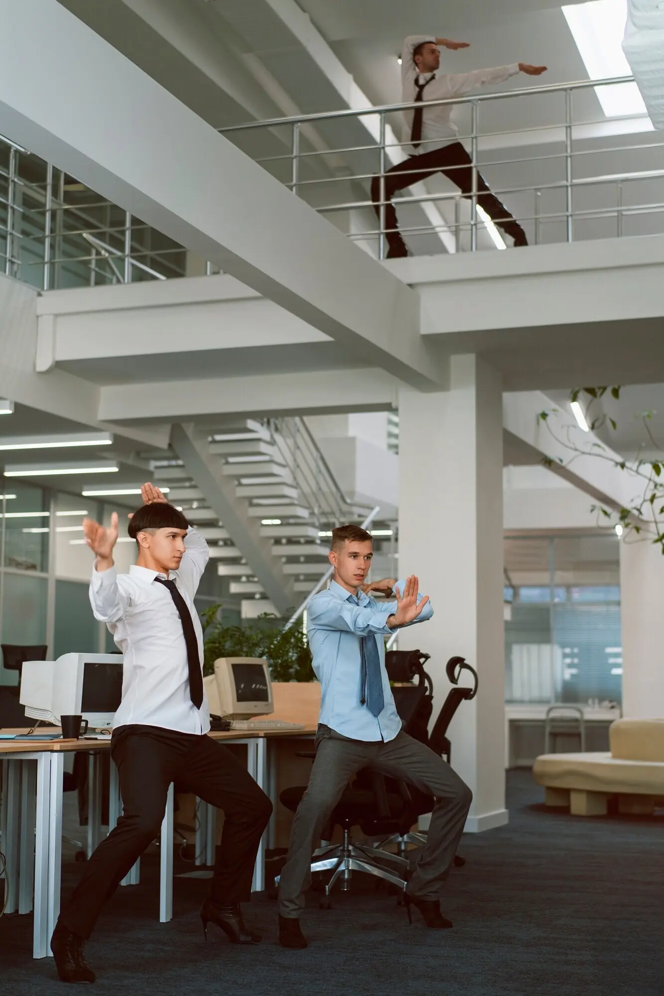 Menschen führen drinnen Voguing-Tanzbewegungen aus.