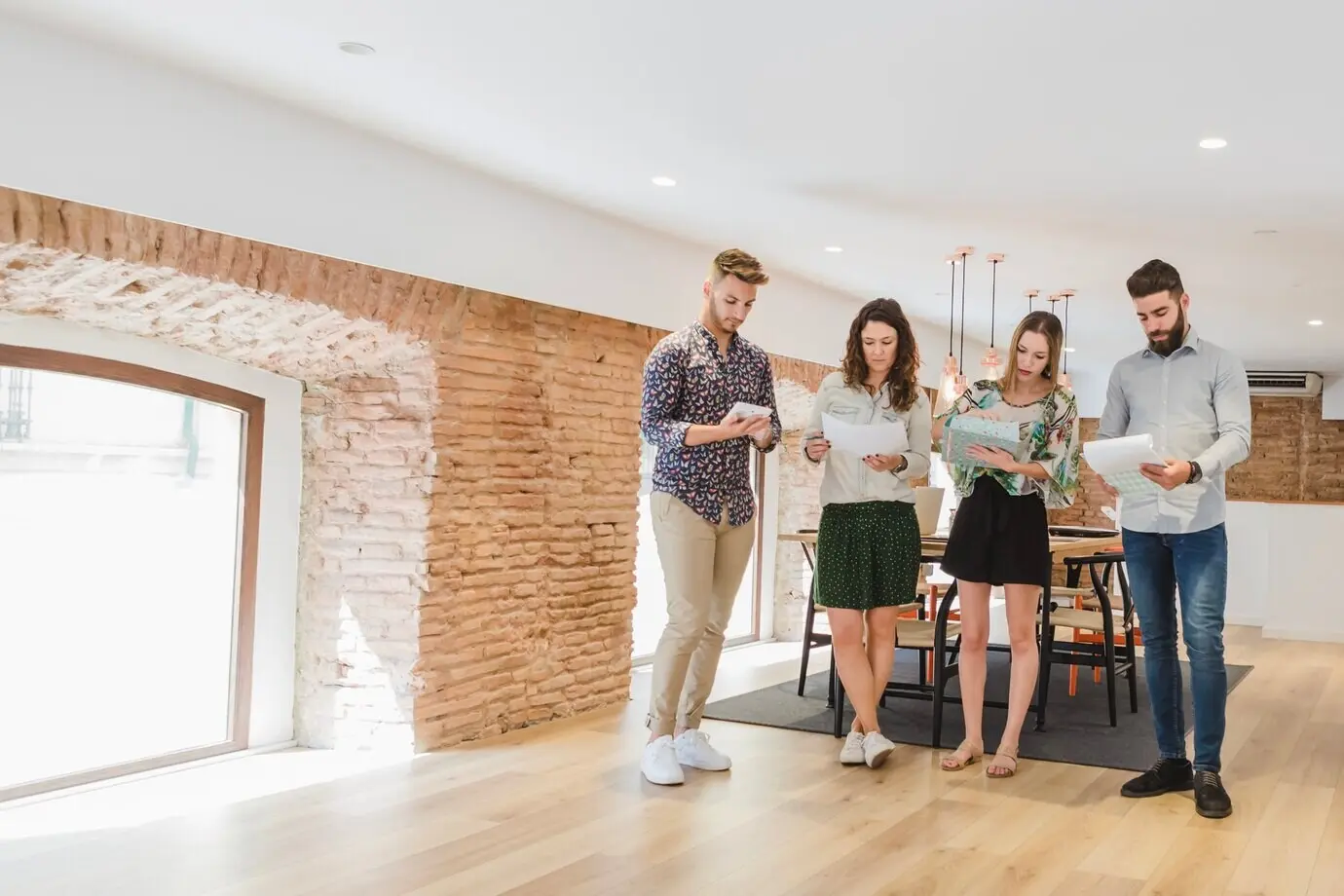 Personen posieren mit Papieren im Büro.