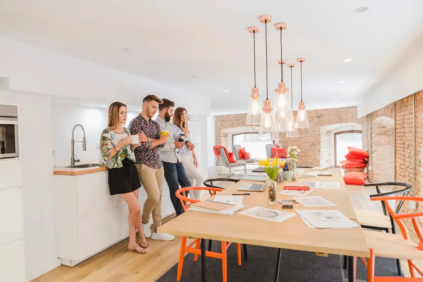 Personen im Büro haben Pause.