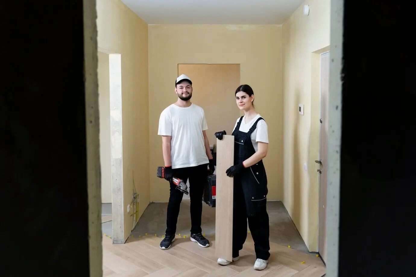 Ganzkörperaufnahme von lächelnden Menschen, die zusammenarbeiten.